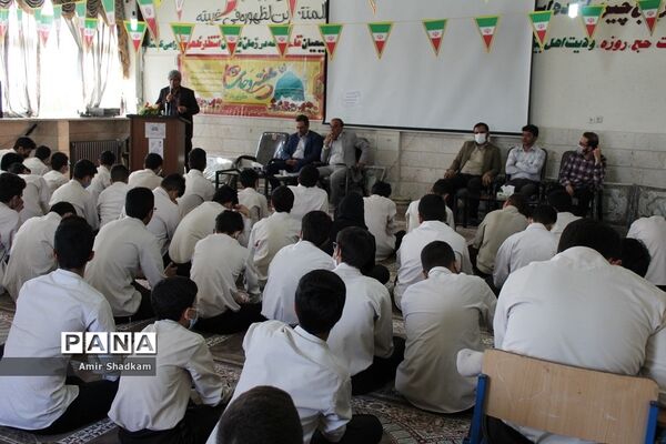 برگزاری مناظره دانش‌آموزی در مدرسه شهید‌بهشتی سمنان