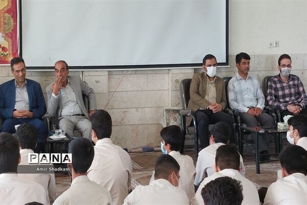 برگزاری مناظره دانش‌آموزی در مدرسه شهید‌بهشتی سمنان