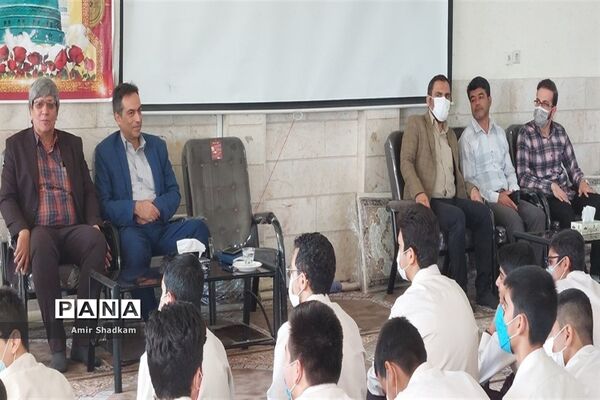 برگزاری مناظره دانش‌آموزی در مدرسه شهید‌بهشتی سمنان