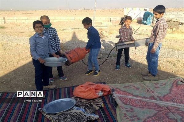 عضویت و ملبس شدن دانش‌آموزان عشایری به شال سازمان دانش‌آموزی