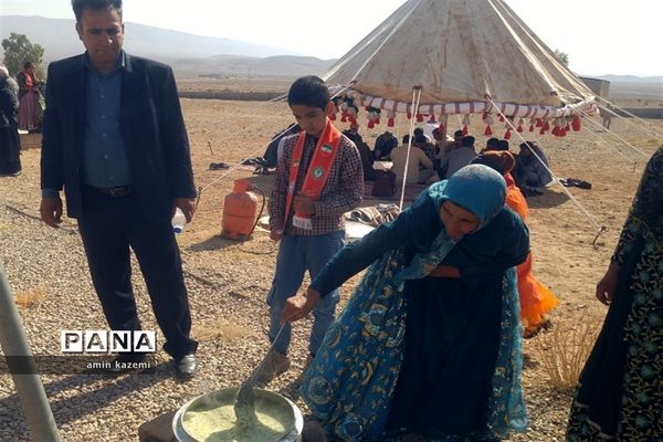 عضویت و ملبس شدن دانش‌آموزان عشایری به شال سازمان دانش‌آموزی