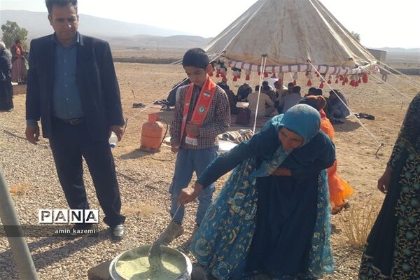 عضویت و ملبس شدن دانش‌آموزان عشایری به شال سازمان دانش‌آموزی