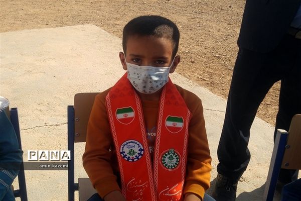 عضویت و ملبس شدن دانش‌آموزان عشایری به شال سازمان دانش‌آموزی