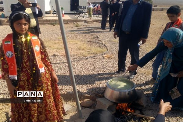 عضویت و ملبس شدن دانش‌آموزان عشایری به شال سازمان دانش‌آموزی