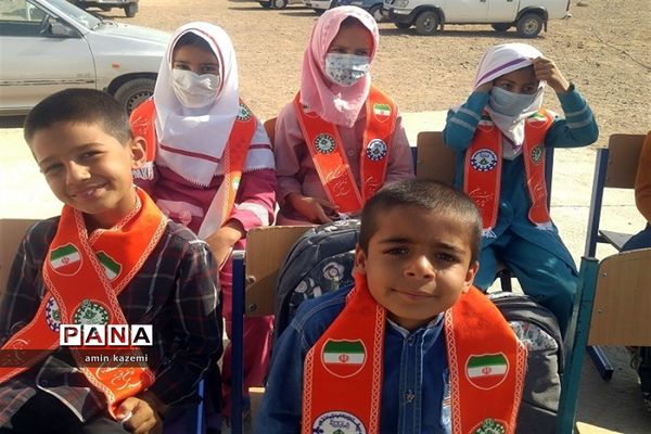 عضویت و ملبس شدن دانش‌آموزان عشایری به شال سازمان دانش‌آموزی