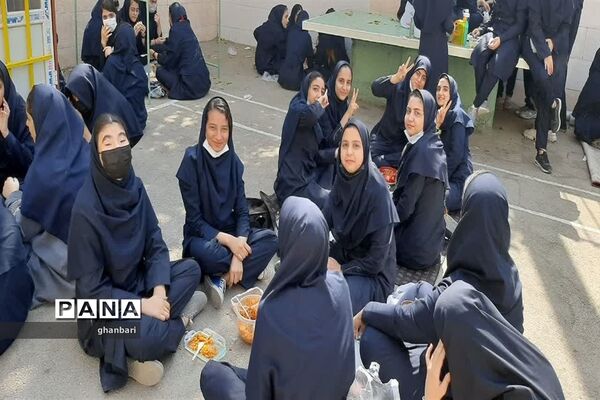 جشن هفته وحدت و هفته بهداشت و روان در مدرسه خدیجه کبری اصفهان