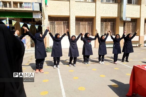 جشن هفته وحدت و هفته بهداشت و روان در مدرسه خدیجه کبری اصفهان
