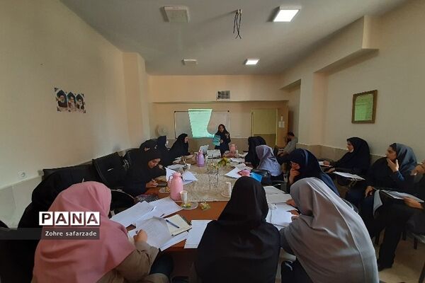 برگزاری جلسه قطب شرق گروه‌های آموزشی مقطع  ابتدایی در رودهن