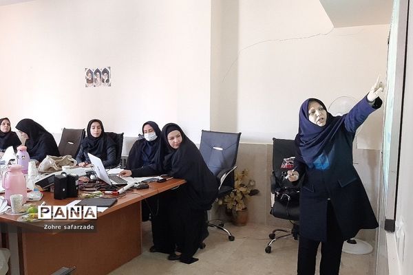 برگزاری جلسه قطب شرق گروه‌های آموزشی مقطع  ابتدایی در رودهن
