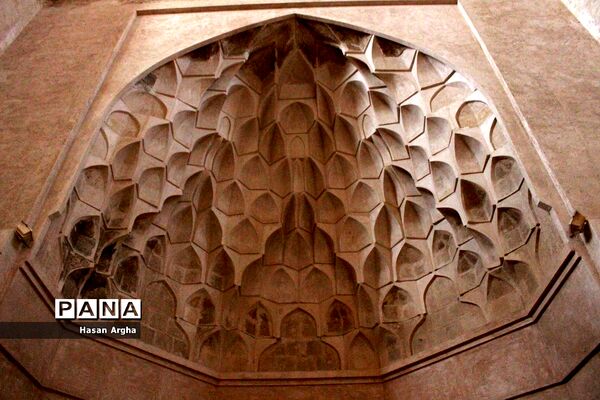بازدید مدیران سازمان دانش‌آموزی استان‌ها از گنبد سلطانیه و حسینیه اعظم زنجان