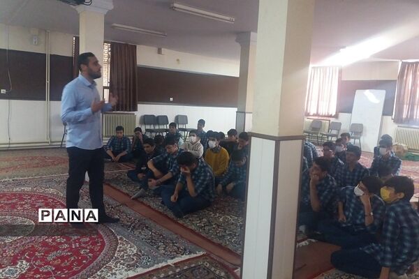 برگزاری نشست‌های  بصیرتی در دبیرستان شهید‌بهشتی  رودهن