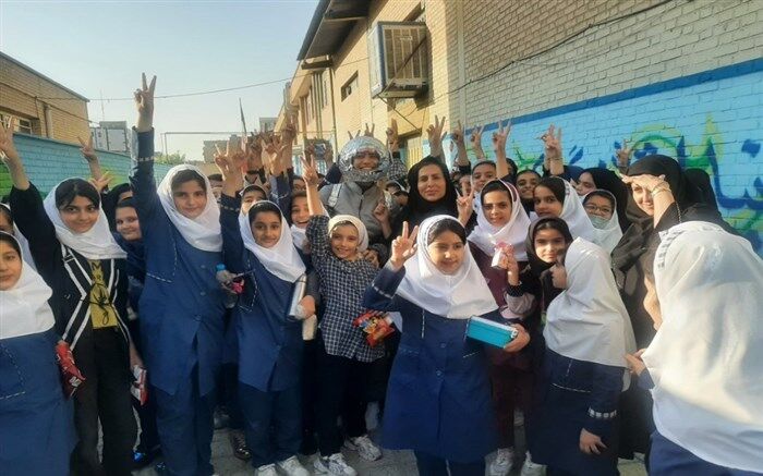 مسافری از فضا در مدارس بهارستان یک/ فیلم