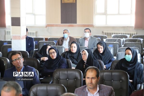 ‌نشست هم‌اندیشی مدیران مدارس ماهیدشت