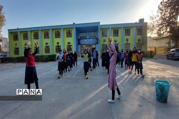 زنگ تربیت‌بدنی در دبیرستان دخترانه عصمت صفادشت