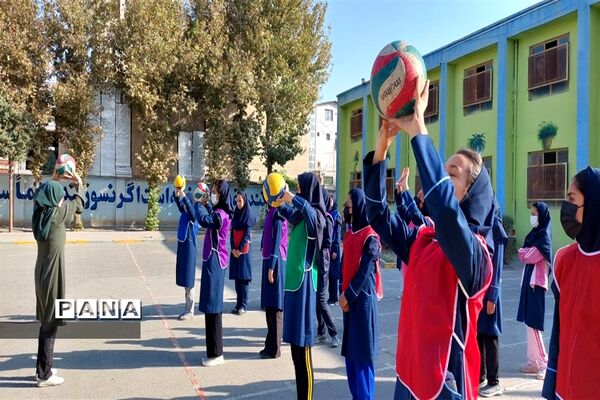 زنگ تربیت‌بدنی در دبیرستان دخترانه عصمت صفادشت