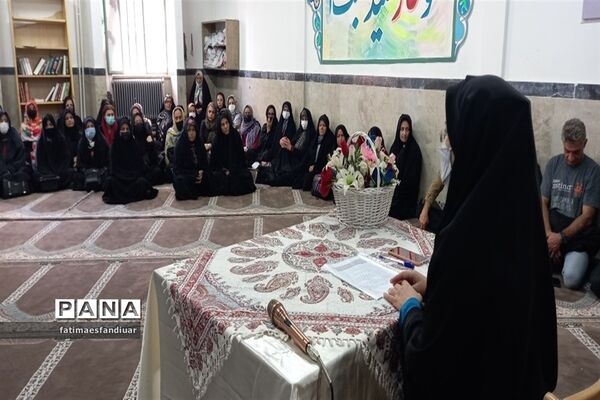 برگزاری نشست صمیمانه مدیر آموزش و پرورش فیروزکوه با اولیای دبیرستان حضرت خدیجه(س)