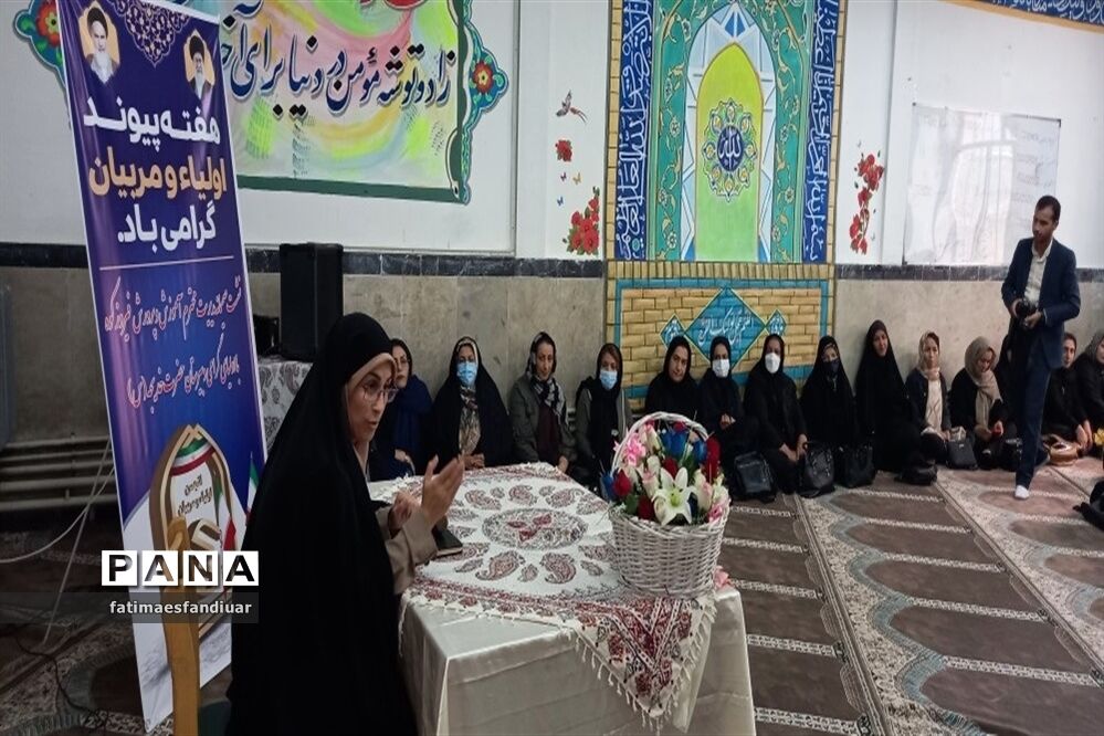 برگزاری نشست صمیمانه مدیر آموزش و پرورش فیروزکوه با اولیای دبیرستان حضرت خدیجه(س)