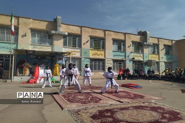 نواختن زنگ ورزش به‌مناسبت آغاز هفته تربیت‌بدنی در مدرسه شاهد فیض ناحیه ۳ شیراز