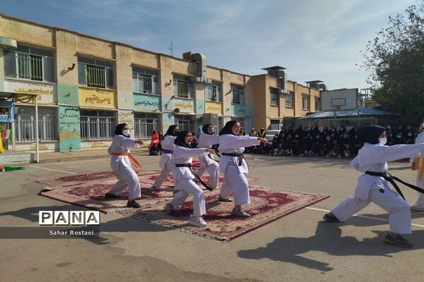 نواختن زنگ ورزش به‌مناسبت آغاز هفته تربیت‌بدنی در مدرسه شاهد فیض ناحیه ۳ شیراز