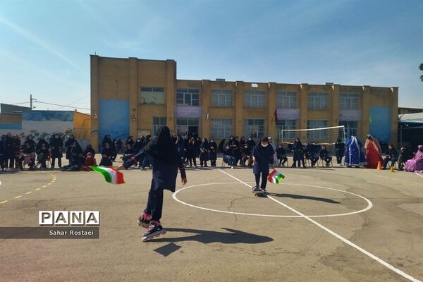نواختن زنگ ورزش به‌مناسبت آغاز هفته تربیت‌بدنی در مدرسه شاهد فیض ناحیه ۳ شیراز