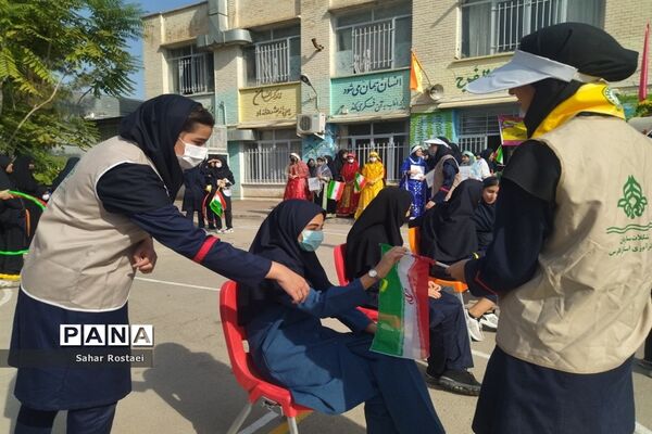 نواختن زنگ ورزش به‌مناسبت آغاز هفته تربیت‌بدنی در مدرسه شاهد فیض ناحیه ۳ شیراز