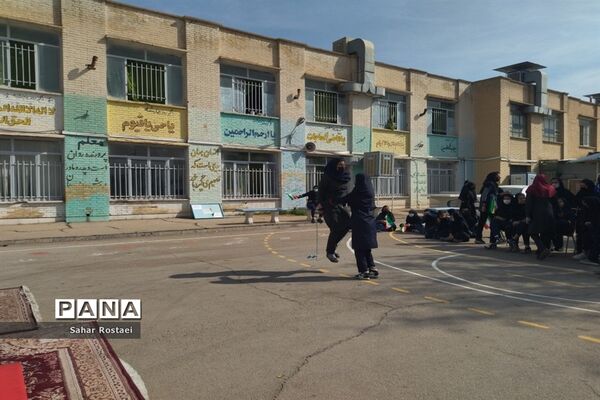 نواختن زنگ ورزش به‌مناسبت آغاز هفته تربیت‌بدنی در مدرسه شاهد فیض ناحیه ۳ شیراز