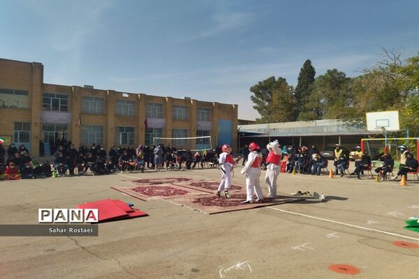 نواختن زنگ ورزش به‌مناسبت آغاز هفته تربیت‌بدنی در مدرسه شاهد فیض ناحیه ۳ شیراز