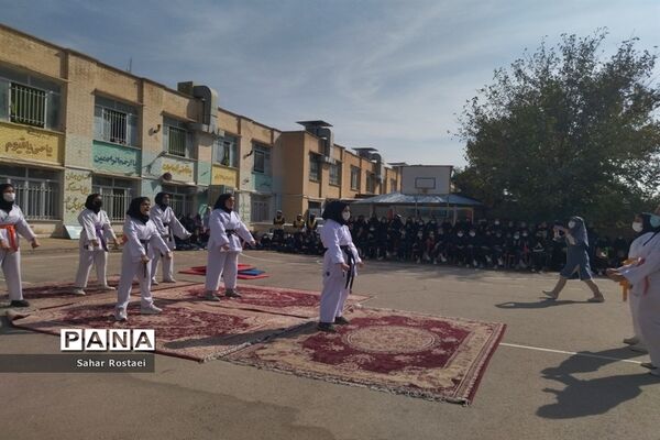 نواختن زنگ ورزش به‌مناسبت آغاز هفته تربیت‌بدنی در مدرسه شاهد فیض ناحیه ۳ شیراز