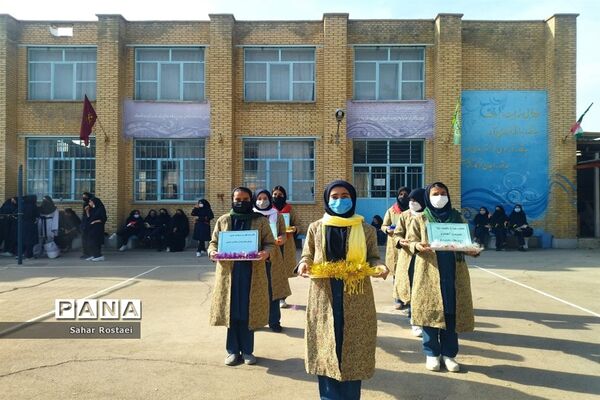 نواختن زنگ ورزش به‌مناسبت آغاز هفته تربیت‌بدنی در مدرسه شاهد فیض ناحیه ۳ شیراز