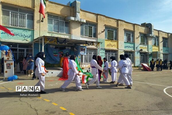 نواختن زنگ ورزش به‌مناسبت آغاز هفته تربیت‌بدنی در مدرسه شاهد فیض ناحیه ۳ شیراز