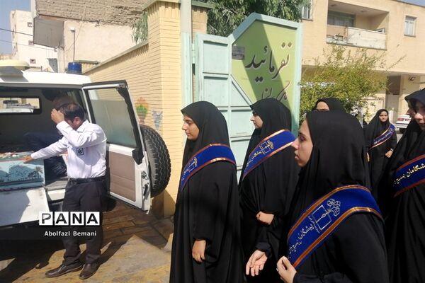 استقبال مادرانه از پیکر شهید گمنام در هنرستان برقعی قم