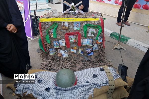 استقبال مادرانه از پیکر شهید گمنام در هنرستان برقعی قم