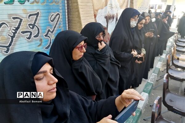 استقبال مادرانه از پیکر شهید گمنام در هنرستان برقعی قم