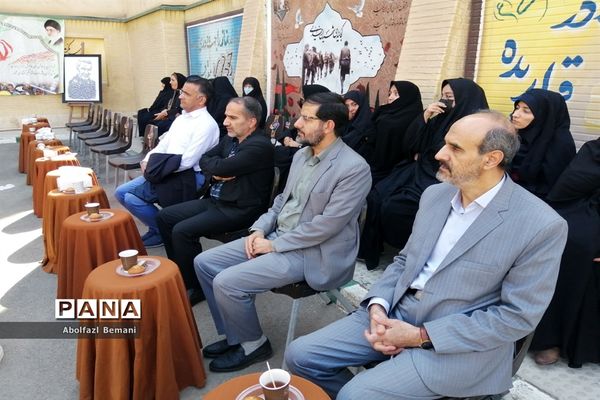 استقبال مادرانه از پیکر شهید گمنام در هنرستان برقعی قم