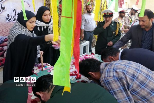 استقبال مادرانه از پیکر شهید گمنام در هنرستان برقعی قم