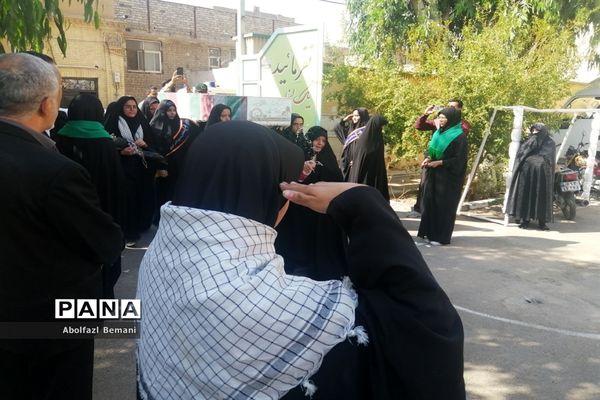 استقبال مادرانه از پیکر شهید گمنام در هنرستان برقعی قم