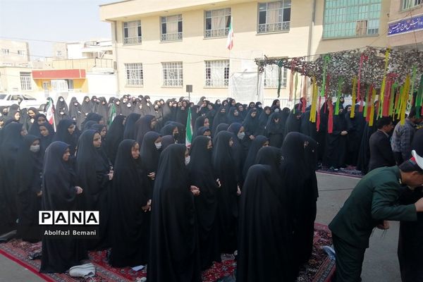 استقبال مادرانه از پیکر شهید گمنام در هنرستان برقعی قم