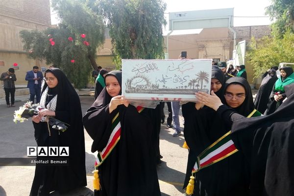 استقبال مادرانه از پیکر شهید گمنام در هنرستان برقعی قم