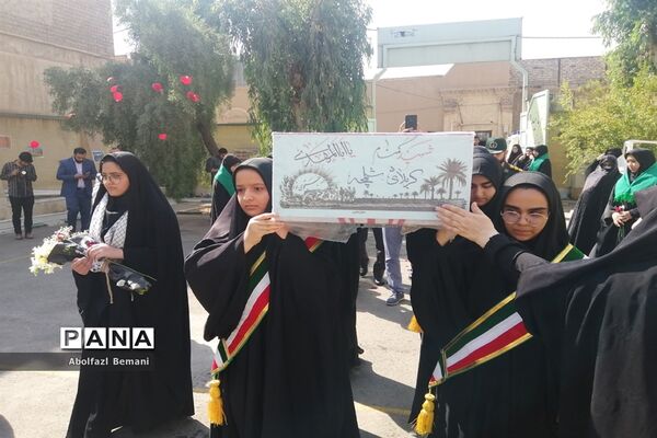 استقبال مادرانه از پیکر شهید گمنام در هنرستان برقعی قم