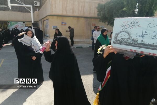 استقبال مادرانه از پیکر شهید گمنام در هنرستان برقعی قم