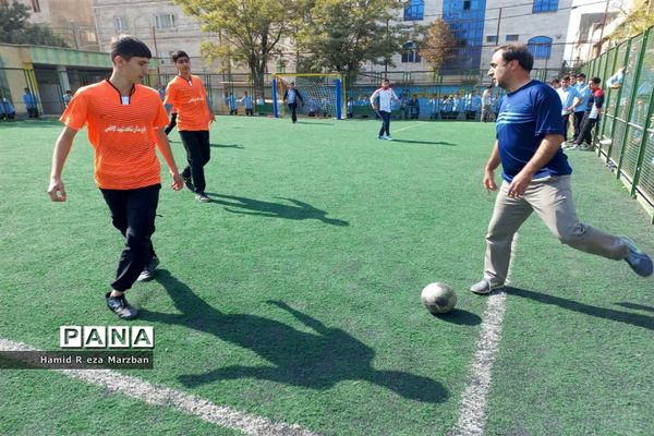 برگزاری مسابقه فوتبال بین دبیران و دانش‌آموزان آموزشگاه شهید کاظمی اسلامشهر