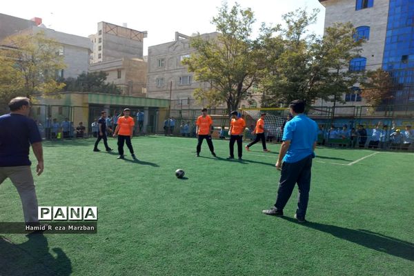 برگزاری مسابقه فوتبال بین دبیران و دانش‌آموزان آموزشگاه شهید کاظمی اسلامشهر