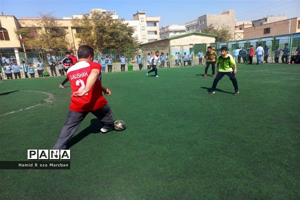 برگزاری مسابقه فوتبال بین دبیران و دانش‌آموزان آموزشگاه شهید کاظمی اسلامشهر