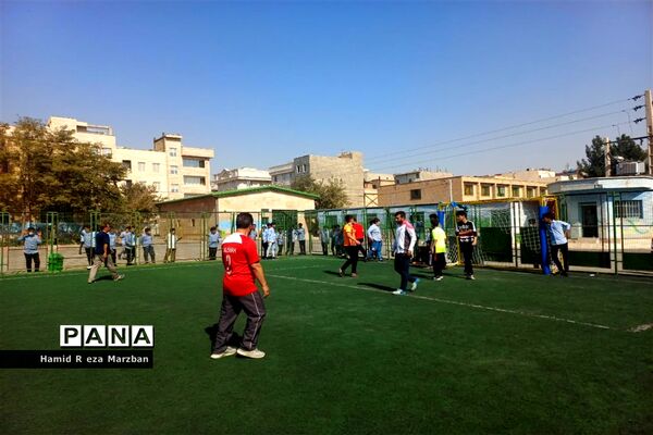 برگزاری مسابقه فوتبال بین دبیران و دانش‌آموزان آموزشگاه شهید کاظمی اسلامشهر