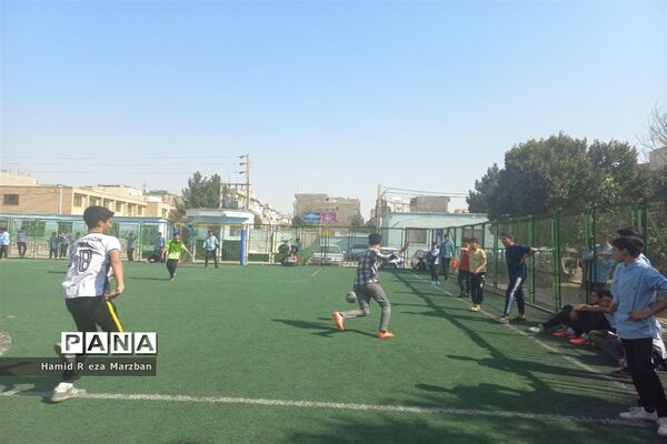 برگزاری مسابقه فوتبال بین دبیران و دانش‌آموزان آموزشگاه شهید کاظمی اسلامشهر