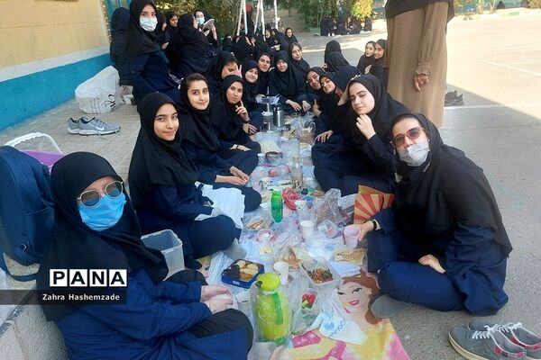 برگزاری پویش سبک زندگی سالم با تغذیه سالم در دبیرستان حجاب ناحیه یک شهرری