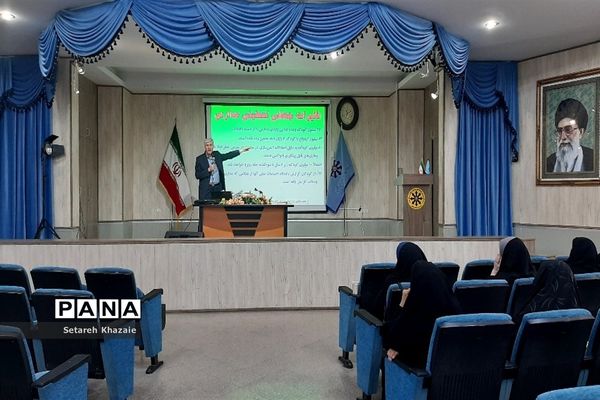 جلسه توجیهی و دوره ضمن خدمت مربیان و معاونان پرورشی مدارس متوسطه ناحیه۶