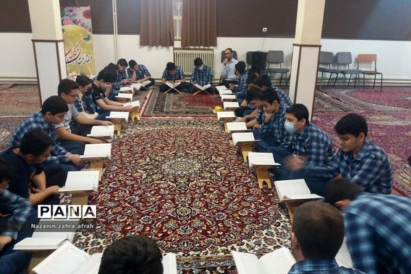 برگزاری محفل انس با قرآن در مدارس رودهن
