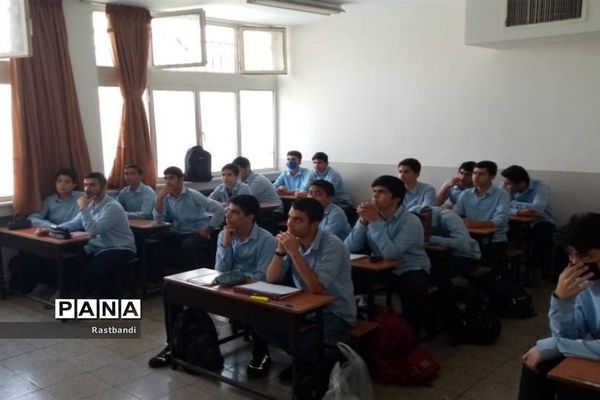 تقویت روحیه خودباوری دانش‌آموزان دبیرستان فرهنگ عرفان منطقه ۱۳