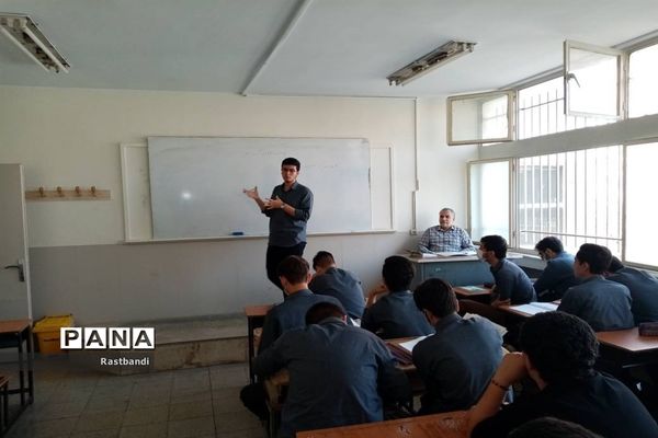 تقویت روحیه خودباوری دانش‌آموزان دبیرستان فرهنگ عرفان منطقه ۱۳